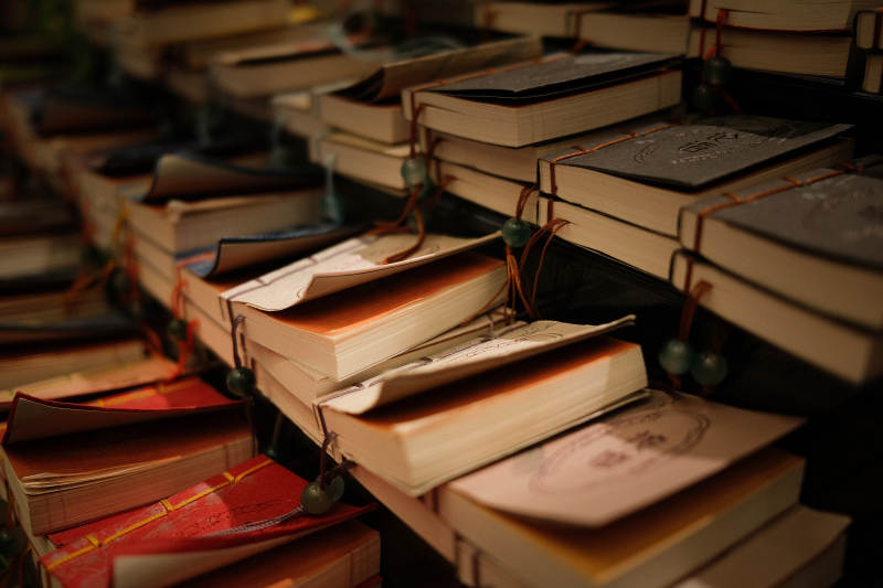 书堆中的时光静谧图片