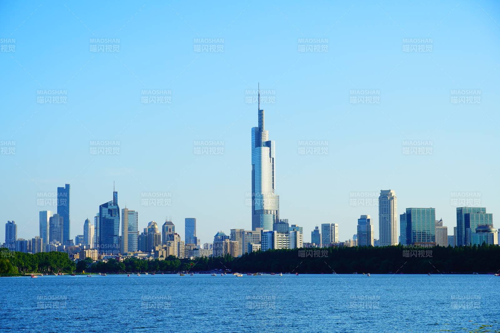 南京天际线与湖景图片