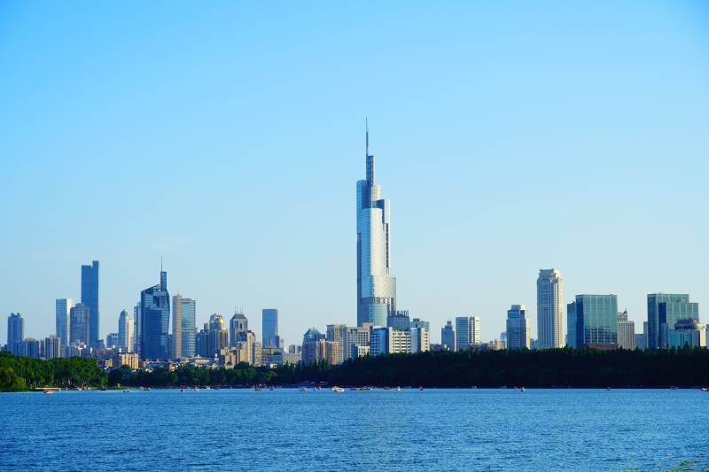 南京天际线与湖景图片