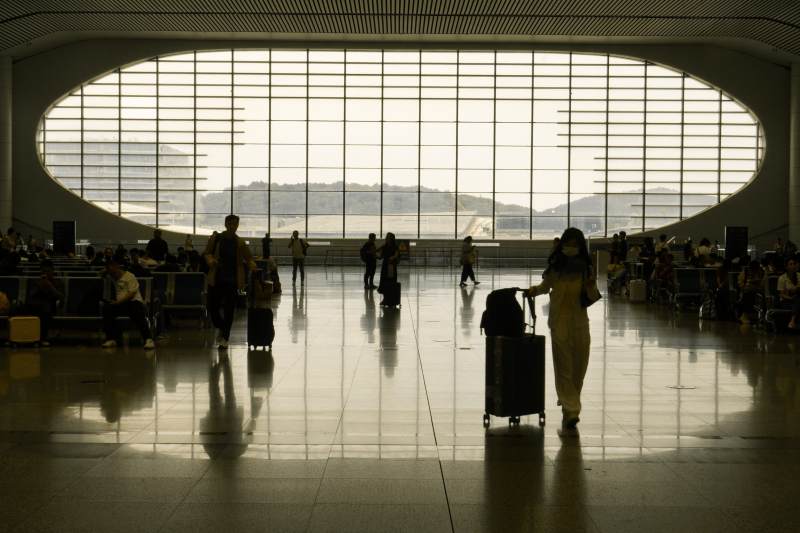 机场候机厅的宁静时光图片