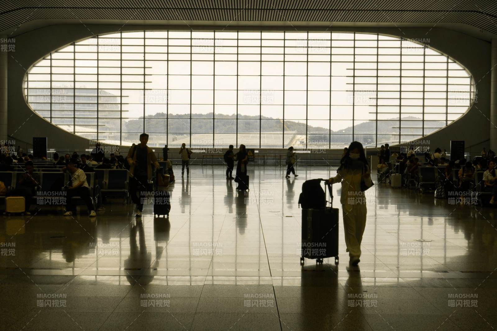 机场候机厅的宁静时光图片