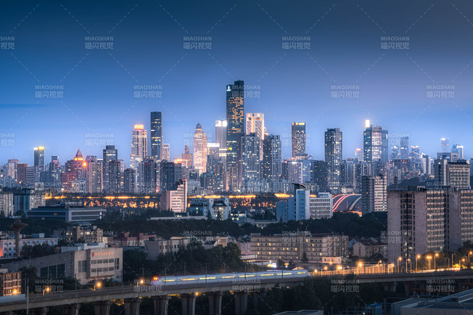 当高铁穿过南京主城图片