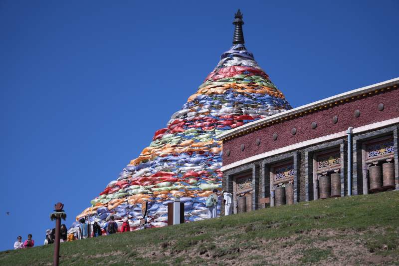 彩色经幡塔与寺庙图片