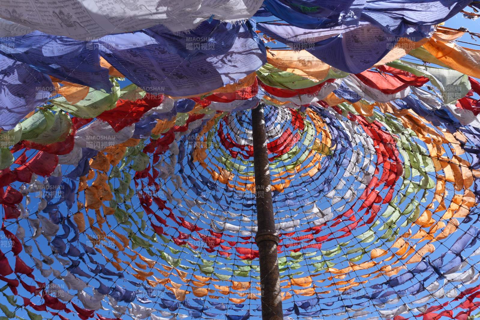 彩色经幡环绕的天空图片