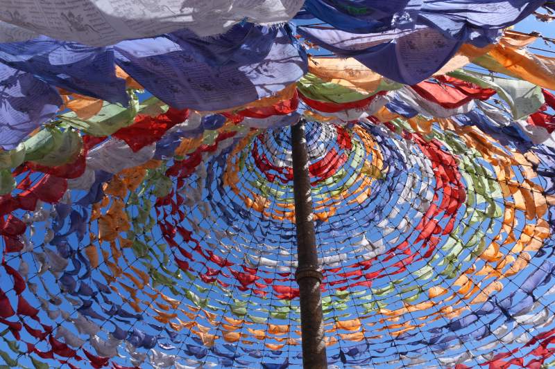 彩色经幡环绕的天空图片