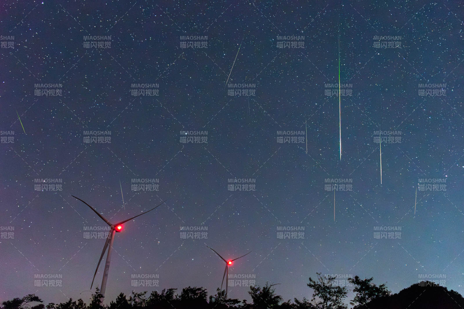夜空流星与风车共舞图片