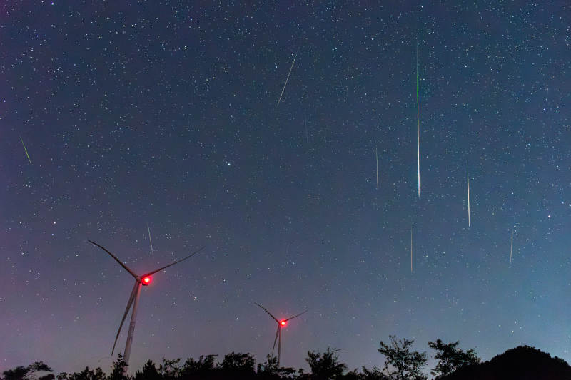 夜空流星与风车共舞图片