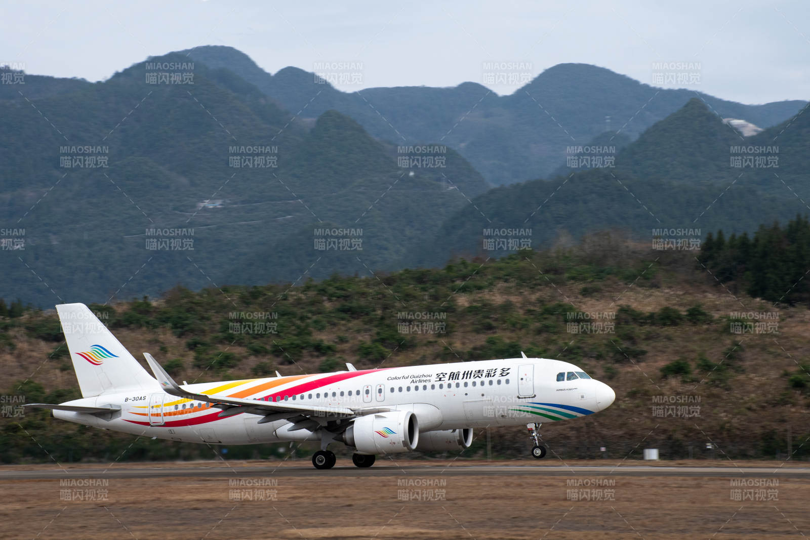 多彩贵州航空飞机起飞图片