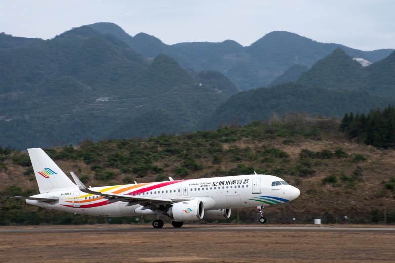 多彩贵州航空飞机起飞图片