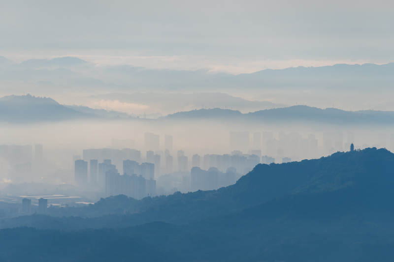 雾中城市与山峦（重庆长寿）图片