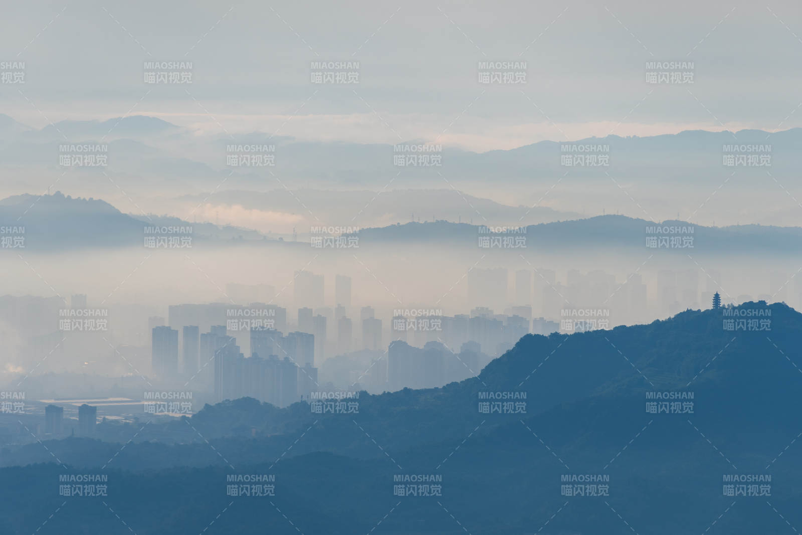 雾中城市与山峦（重庆长寿）图片
