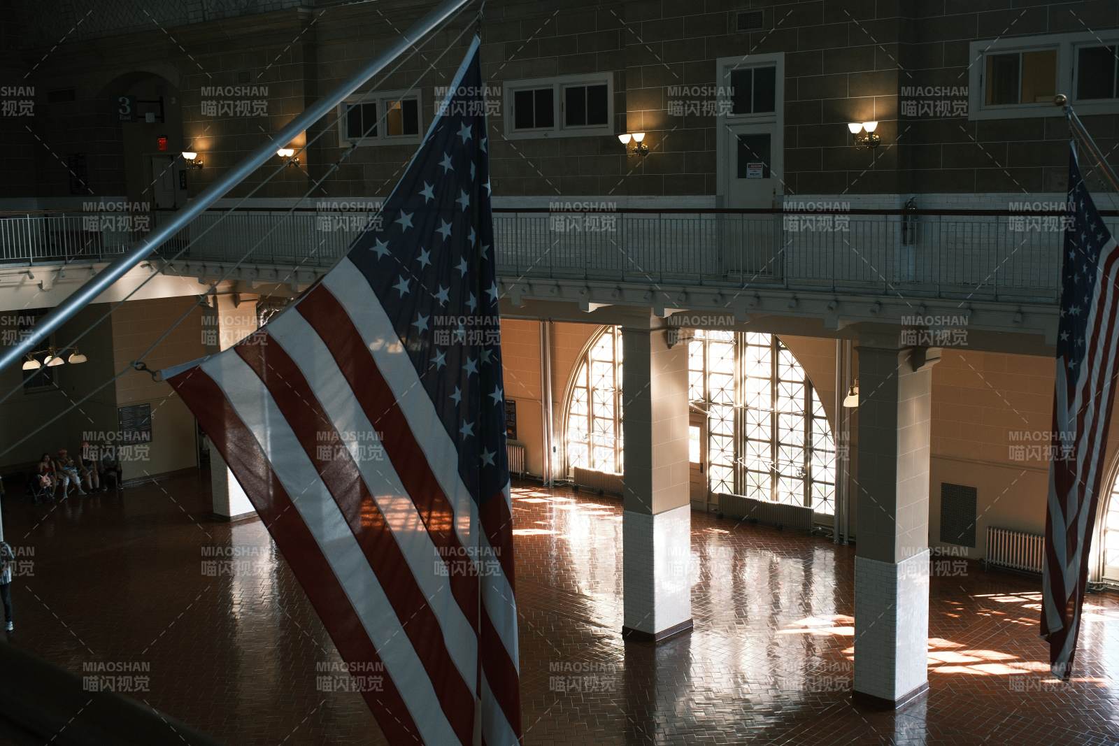 室内大厅中的美国国旗图片