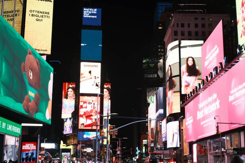 夜幕下的美国纽约时代广场图片