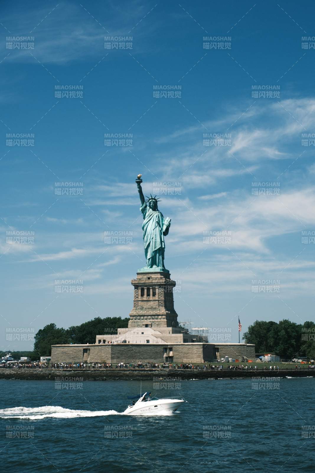 自由女神像与游船图片