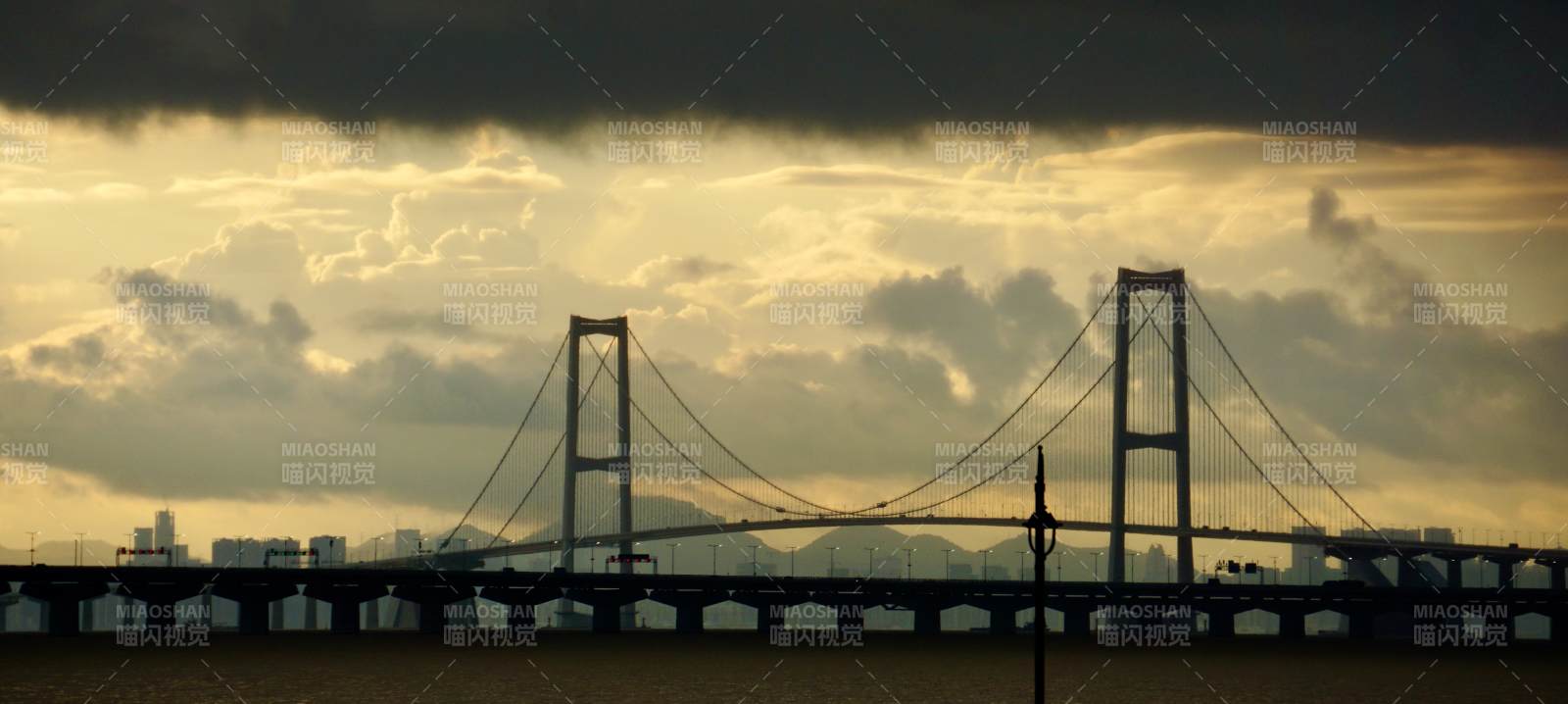 跨海大桥的壮丽剪影图片