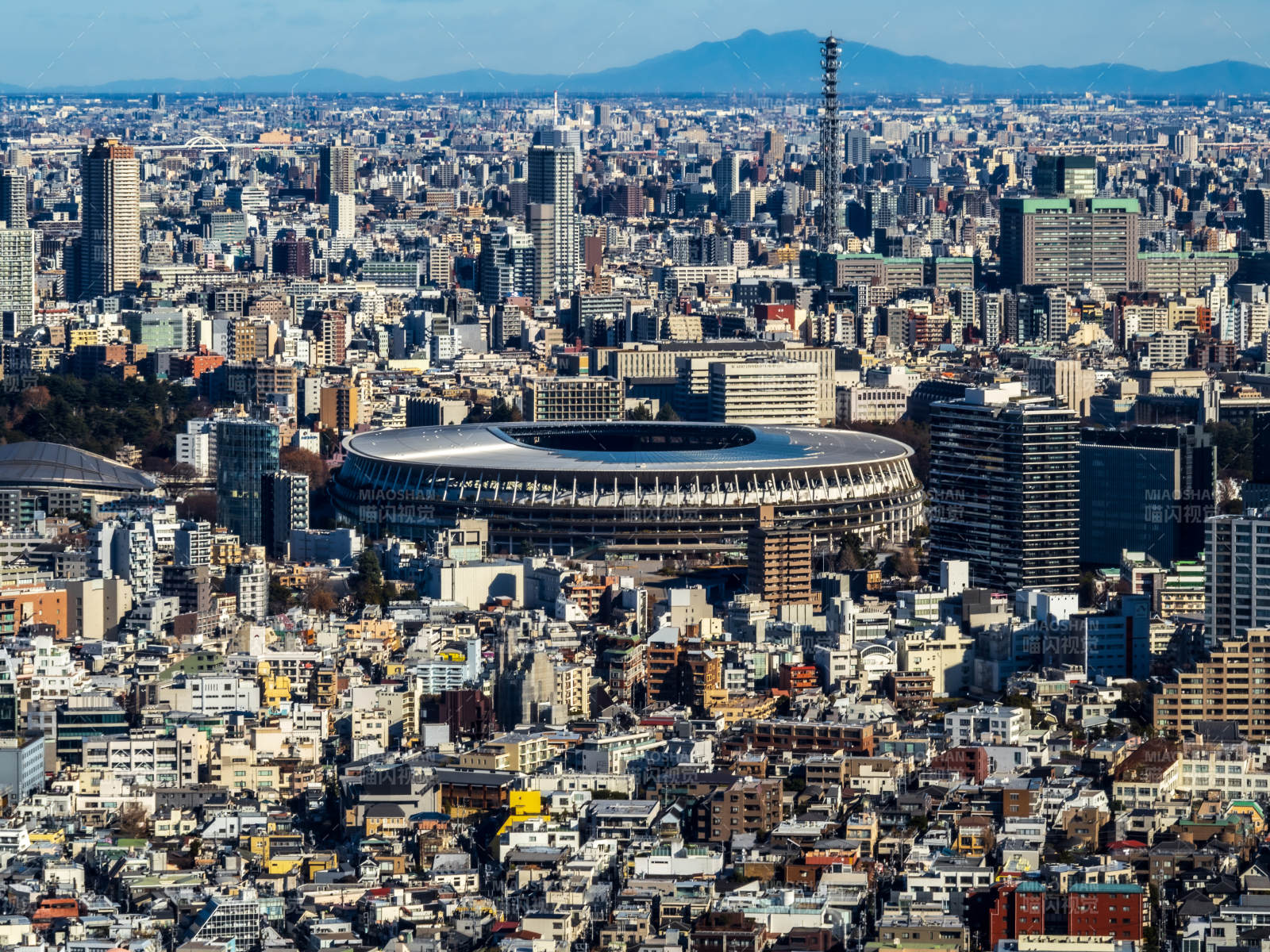 东京城市全景与体育场图片
