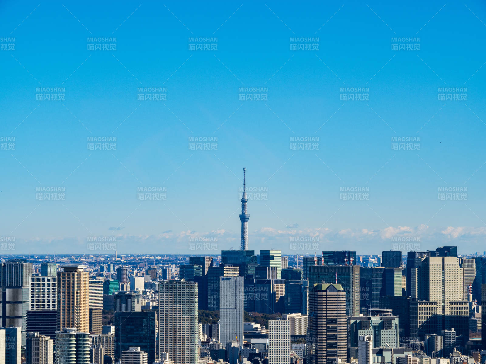 东京晴空下的城市天际线图片