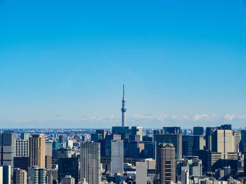 东京晴空下的城市天际线图片