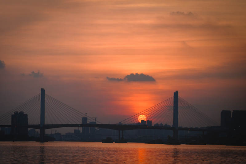 夕阳下的城市桥梁剪影 洛溪大桥图片