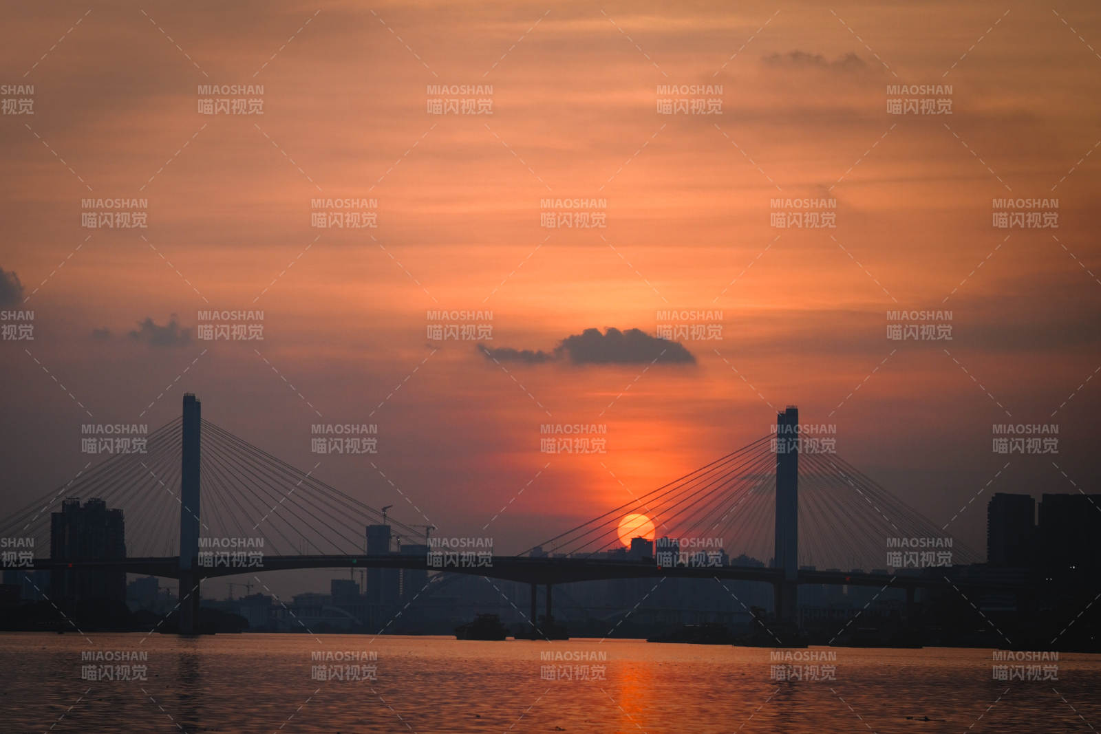 夕阳下的城市桥梁剪影 洛溪大桥图片