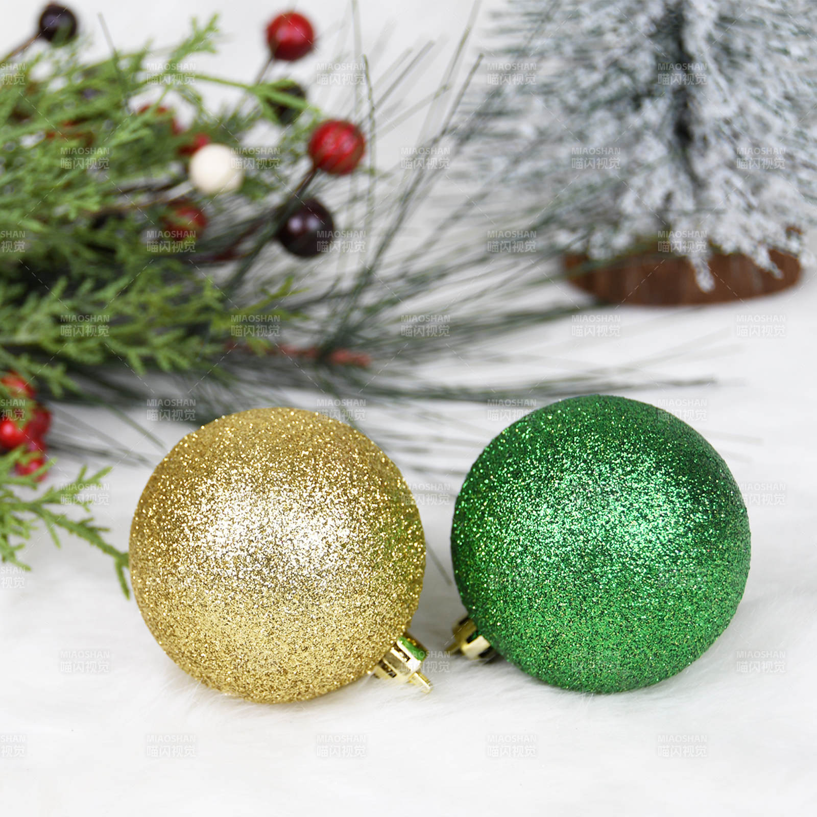 金色与绿色的节日装饰球图片