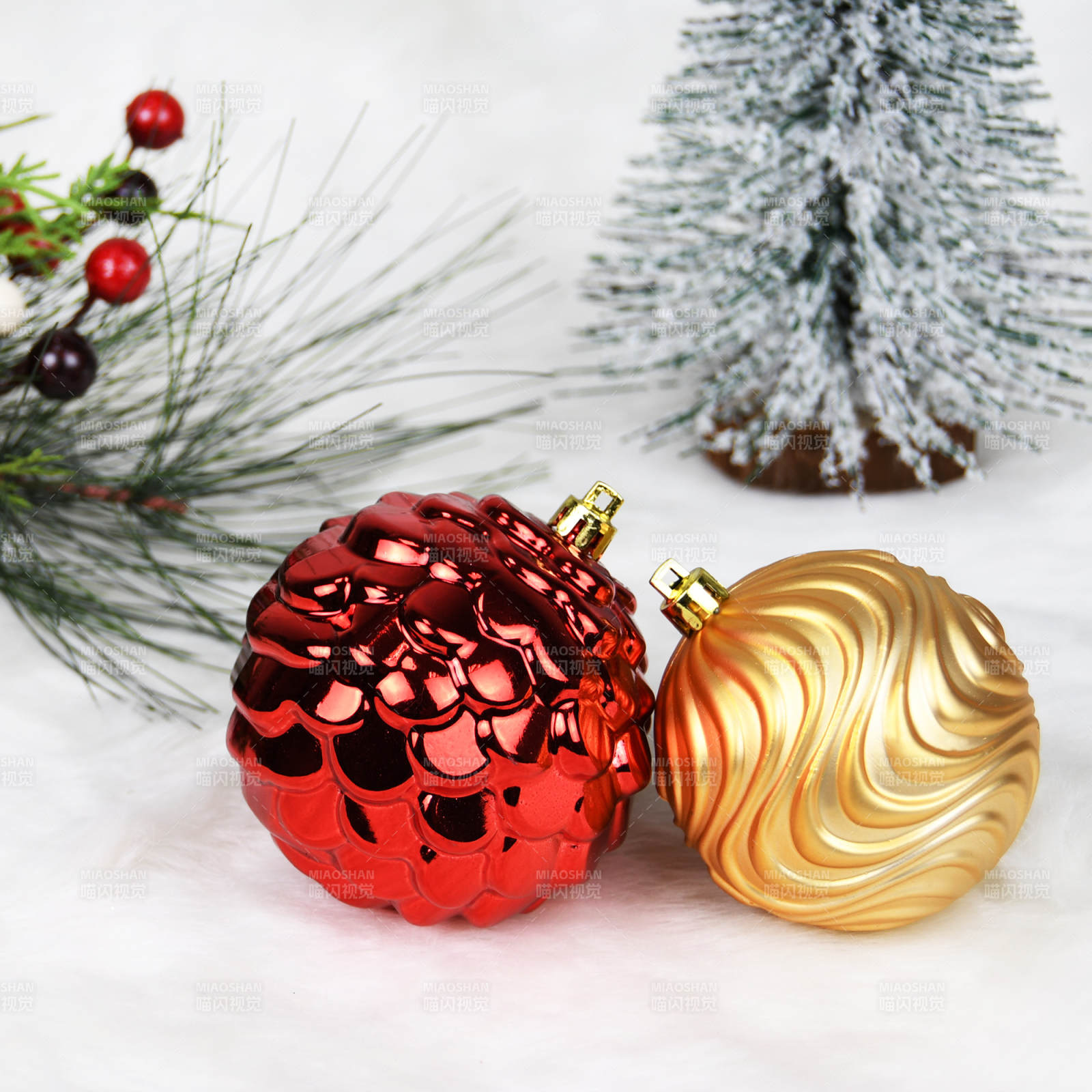 圣诞装饰球与松枝雪景图片