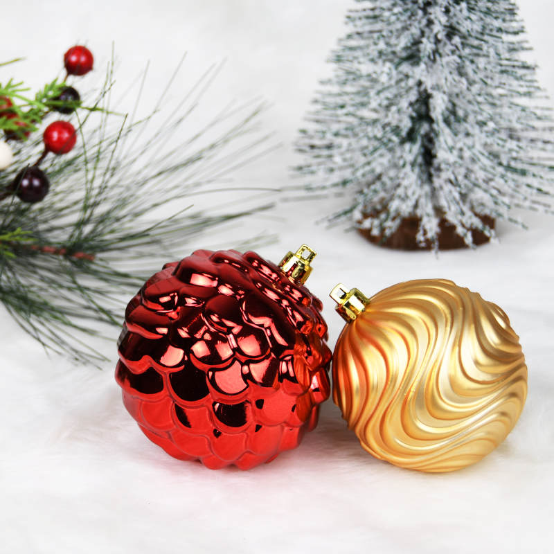 圣诞装饰球与松枝雪景图片