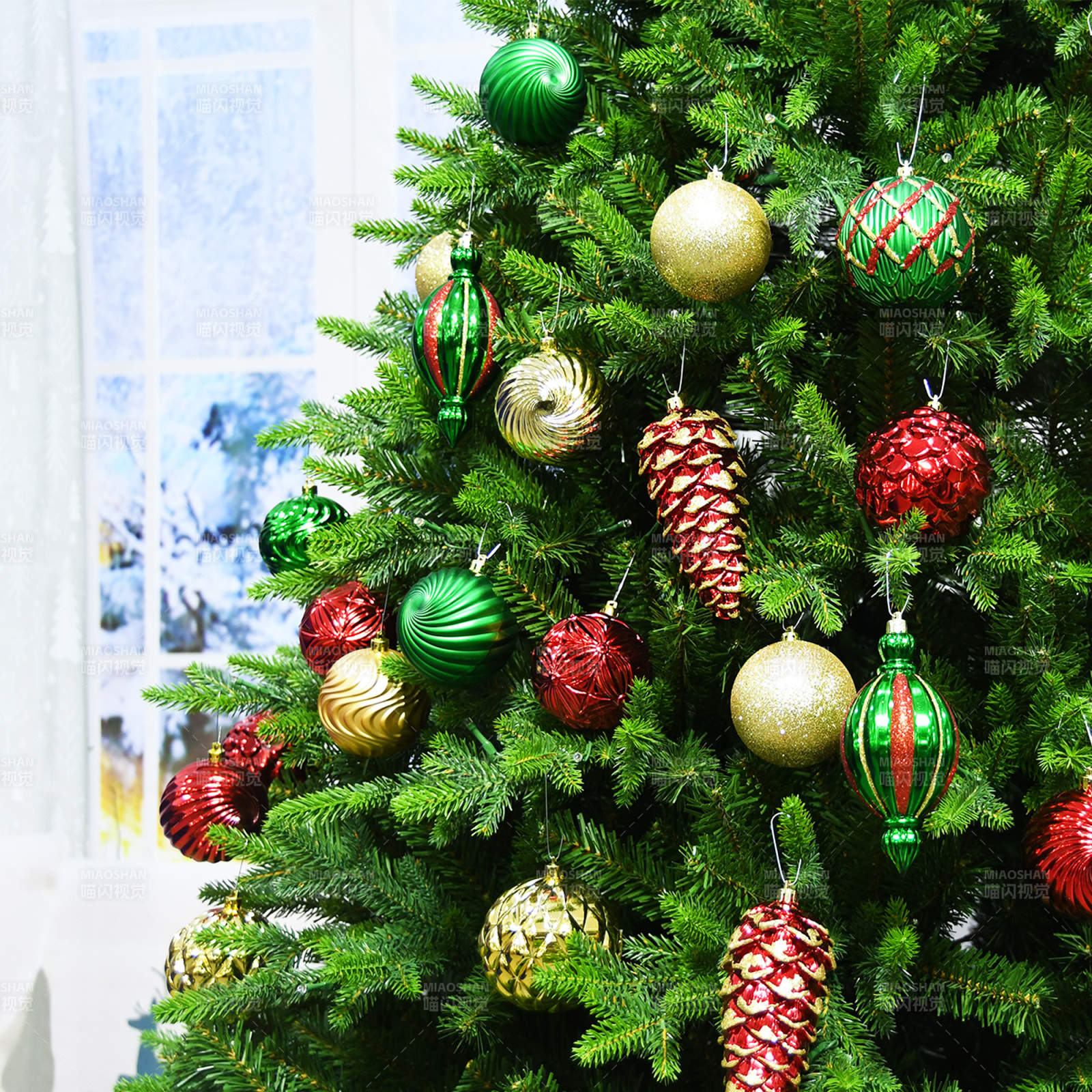 圣诞树上的节日装饰品图片