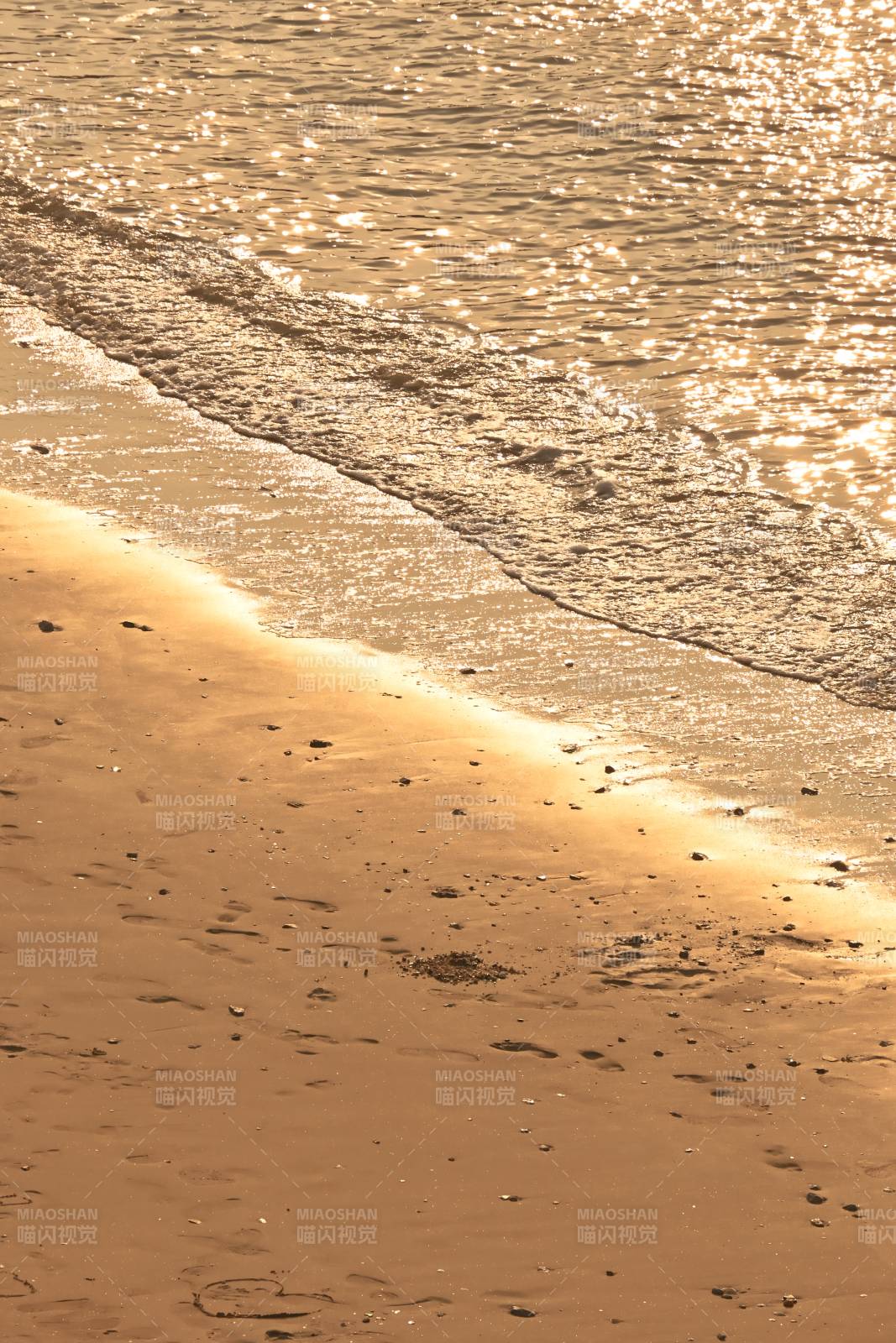 金色沙滩与海浪图片