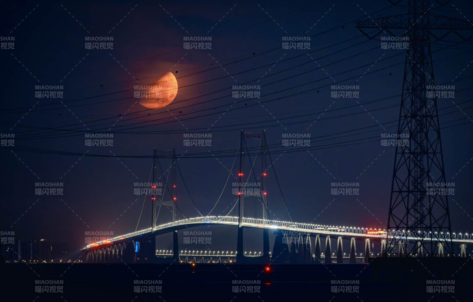 夜幕下的桥与月食图片