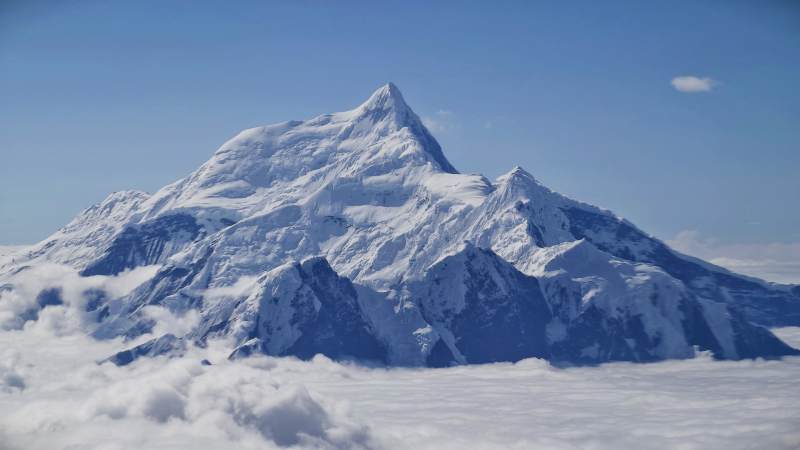 雪山之巅 云海缭绕图片