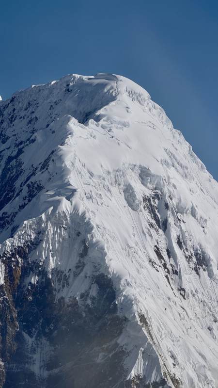 雪山之巅 蓝天映衬图片