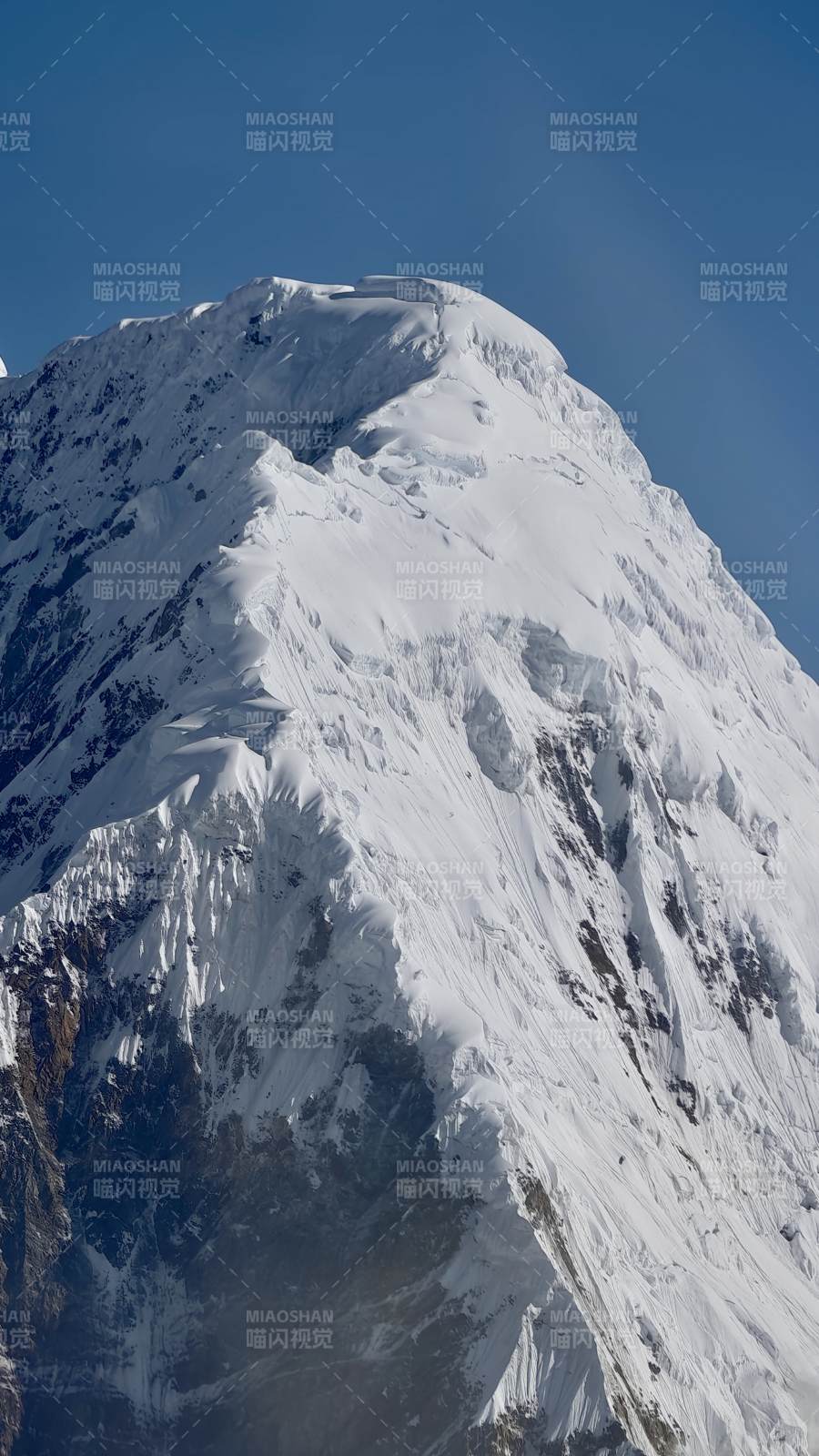 雪山之巅 蓝天映衬图片
