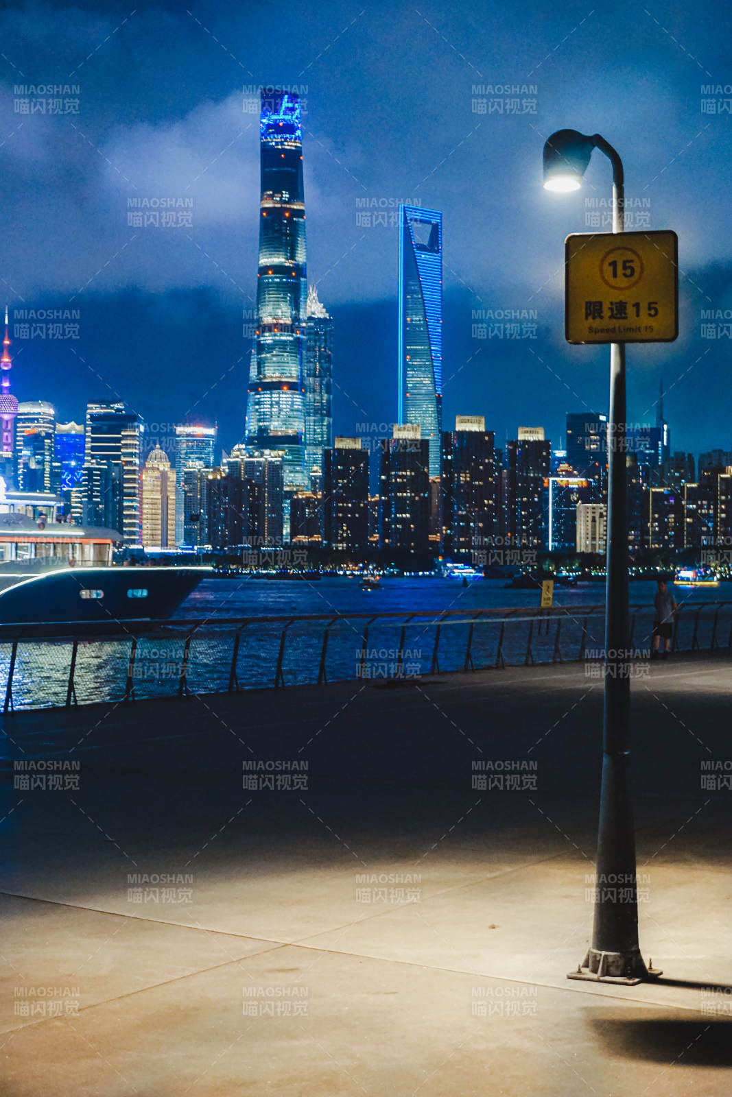 夜幕下的城市天际线图片