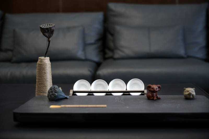 现代客厅茶几摆设艺术图片