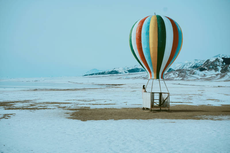 雪地热气球 冬日奇景图片