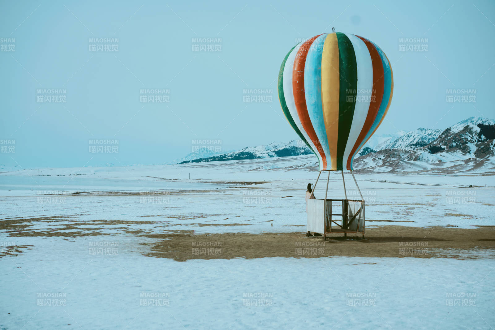 雪地热气球 冬日奇景图片
