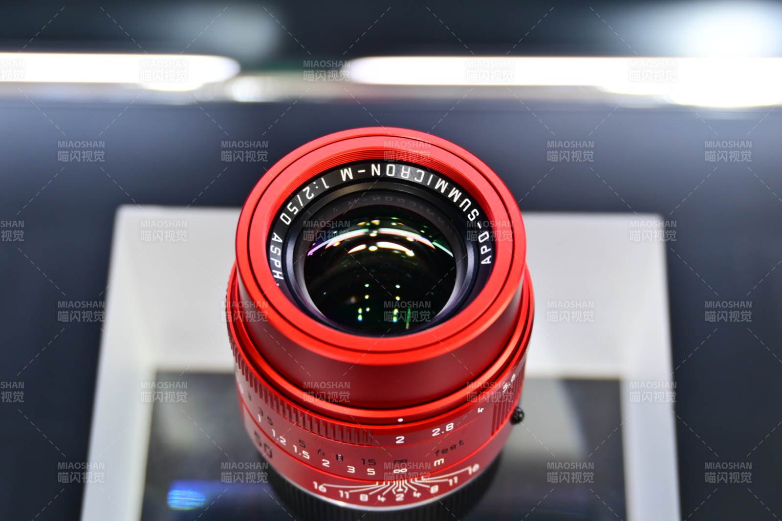 红色复古相机镜头特写图片