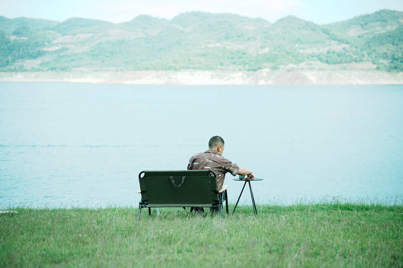 湖畔独坐 静享时光图片