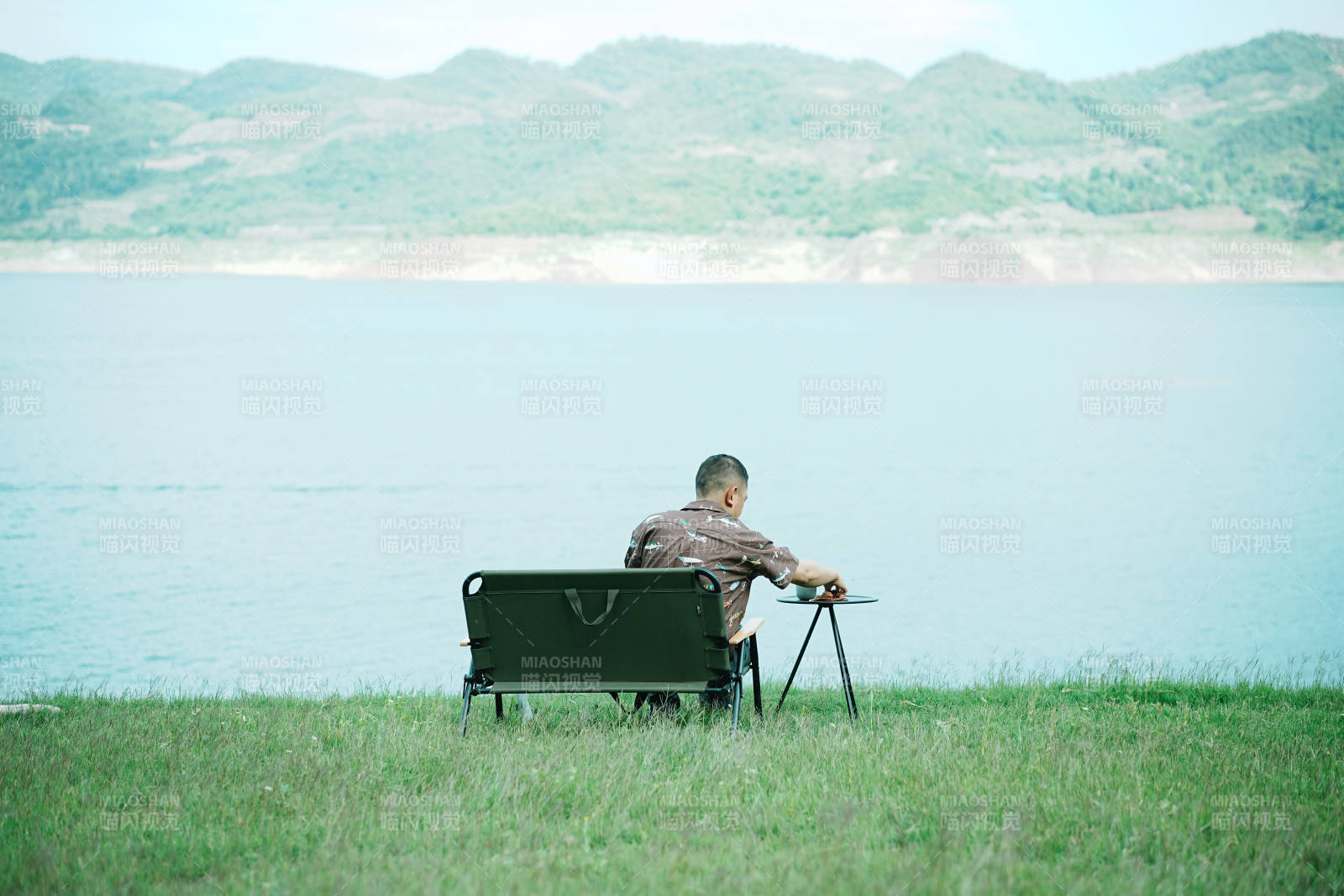 湖畔独坐 静享时光图片