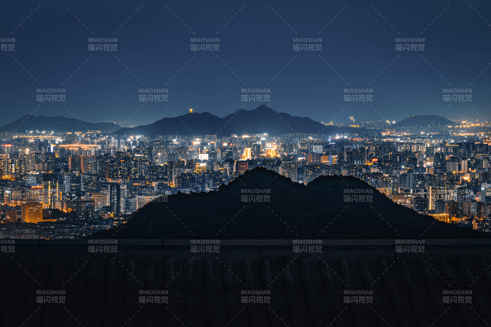 夜幕下的城市与山影  杭州北高峰图片