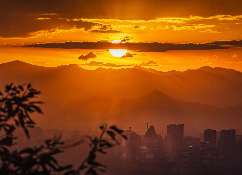 夕阳映照城市山景图片