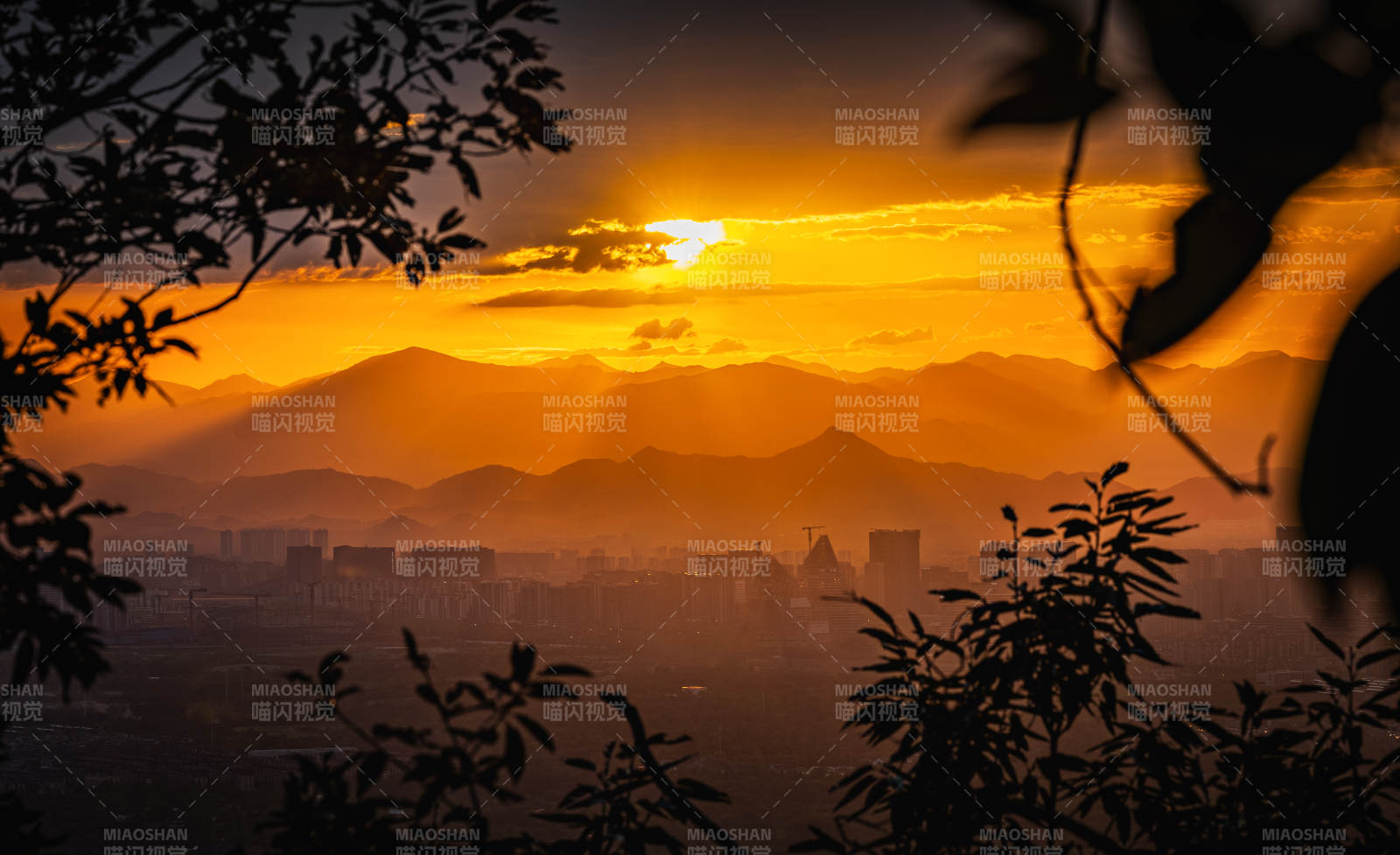 夕阳映照山城美景图片