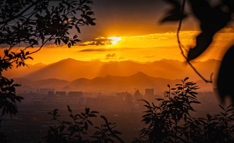 夕阳映照山城美景图片