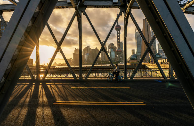 桥上夕阳映城市图片