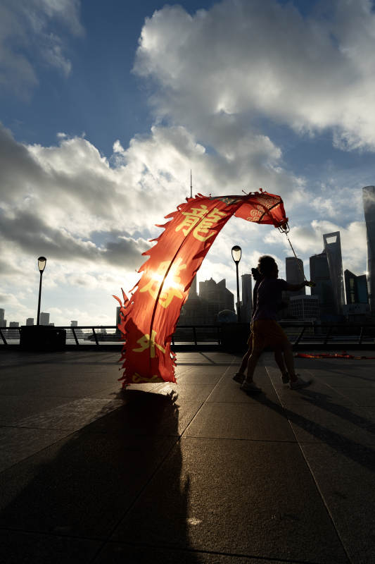 夕阳下的龙旗舞动图片