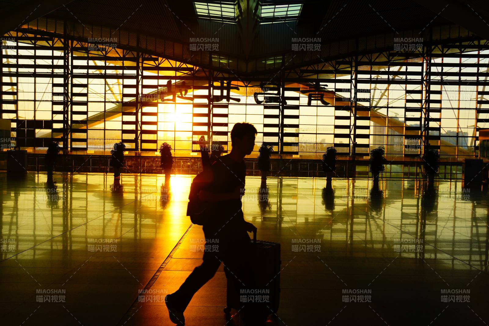 机场剪影 旅人与夕阳图片