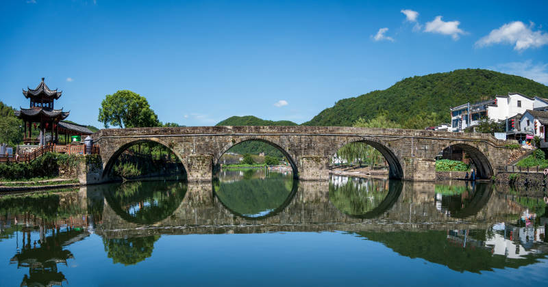 古桥映水 青山环绕--浦江诗人小镇图片