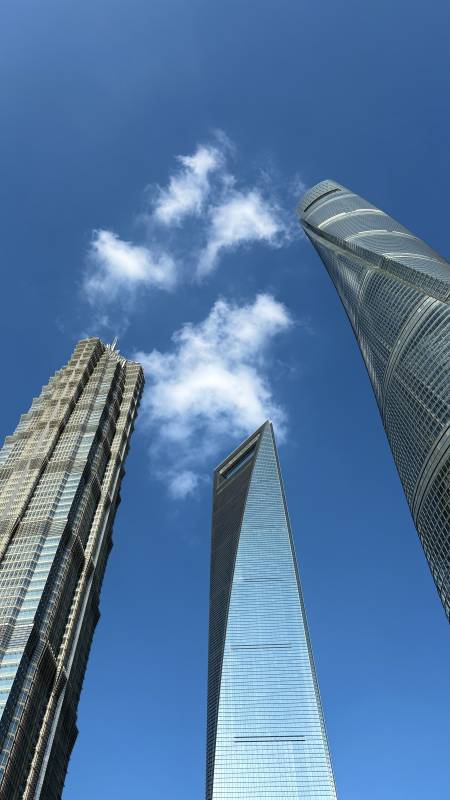 上海三座摩天大楼仰视图图片