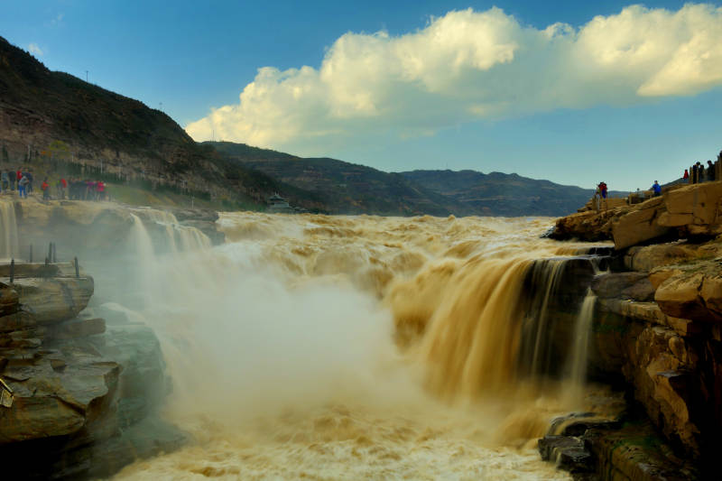 中国黄河壶口瀑布蓝天白云图片
